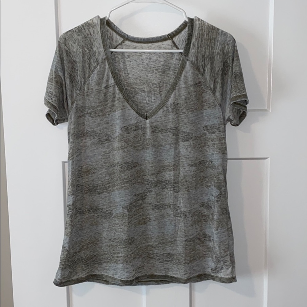 🥳american eagle distressed camo tee